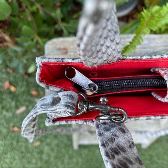 Collections New York Faux Gray Snakeskin Crossbody/Shoulder Bag. EUC! - Picture 5 of 7